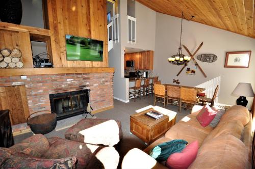 Remodeled 2 Bedroom East Vail Condo 6G with Hot Tub Market Free Shuttle - main image