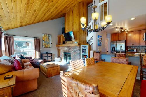 Remodeled 2 Bedroom East Vail Condo 6G with Hot Tub Market Free Shuttle - image 4