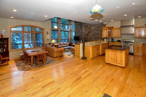 Elegant Creekside Home in East Vail - image 2