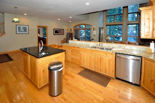 Elegant Creekside Home in East Vail - image 3