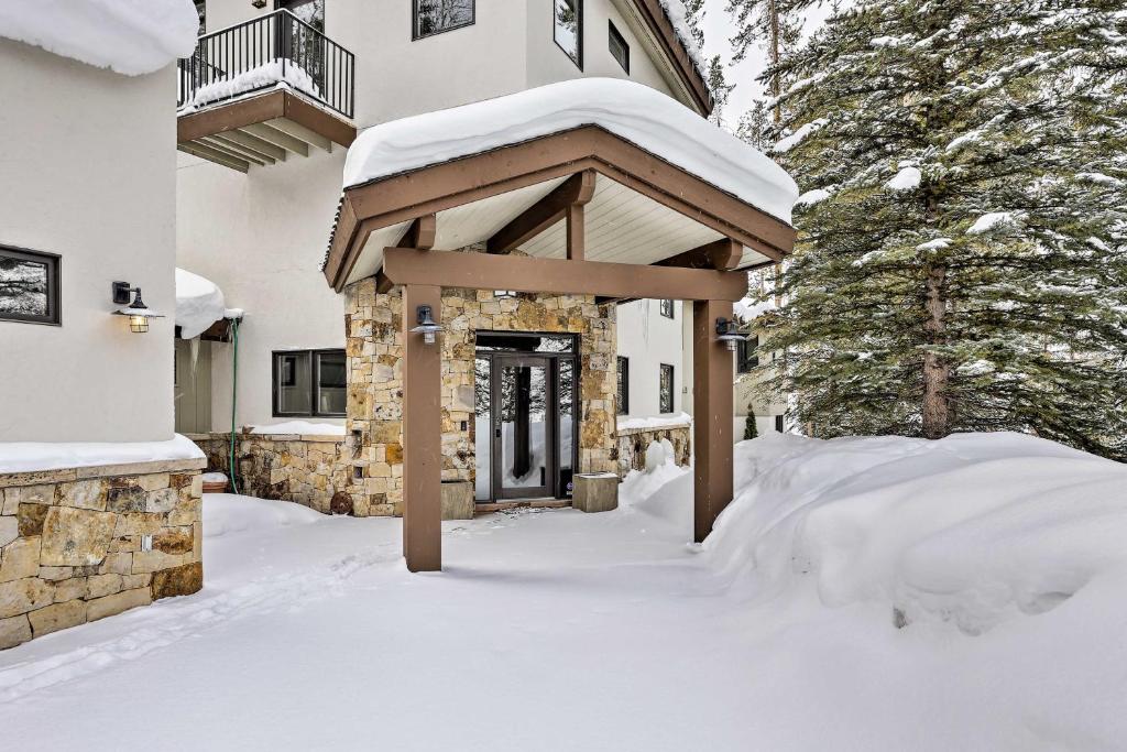 Mountain Masterpiece with Hot Tub and 2 Living Areas! - image 4