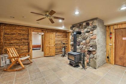 Valders Log Cabin near EEA Air Show and Sheboygan! - image 10