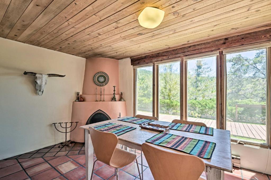 Valdez Adobe Condo with Balcony- 8mi to Taos Ski - image 2