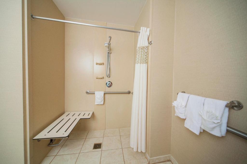 Hampton Inn & Suites Valdosta/Conference Center - image 5