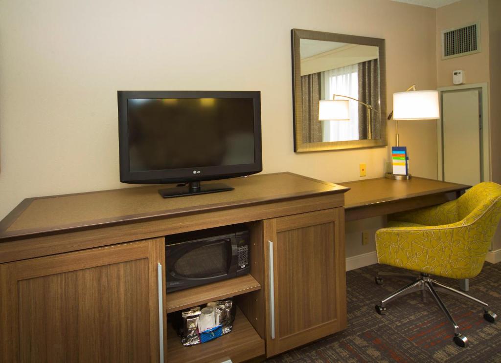 Hampton Inn & Suites Valdosta/Conference Center - image 6