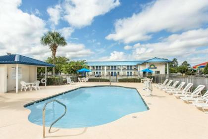 Days Inn by Wyndham Valdosta at Rainwater Conference Center - image 10