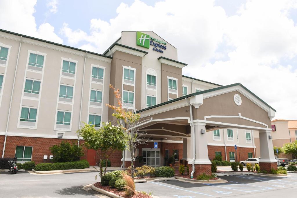 Holiday Inn Express & Suites - Valdosta an IHG Hotel - main image