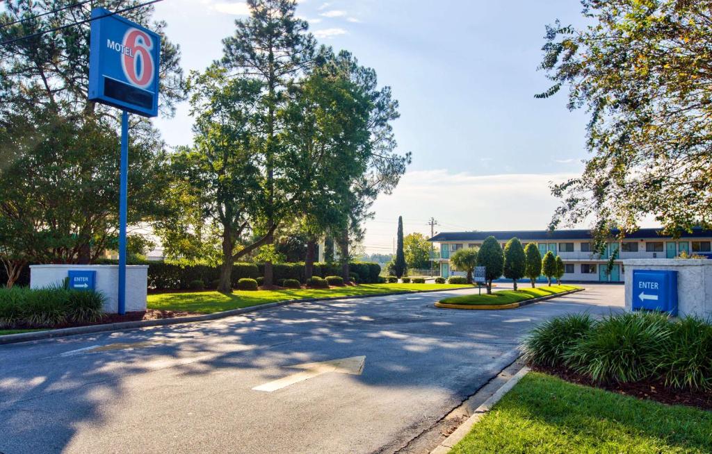 Motel 6-Valdosta GA - University - main image