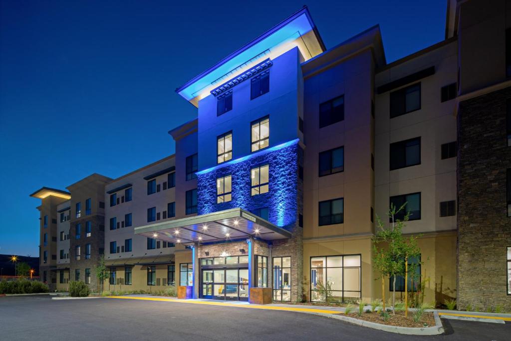 Holiday Inn Express & Suites - Valencia - Santa Clarita an IHG Hotel - main image