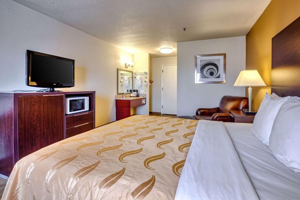 Quality Inn near Six Flags Discovery Kingdom-Napa Valley - image 2