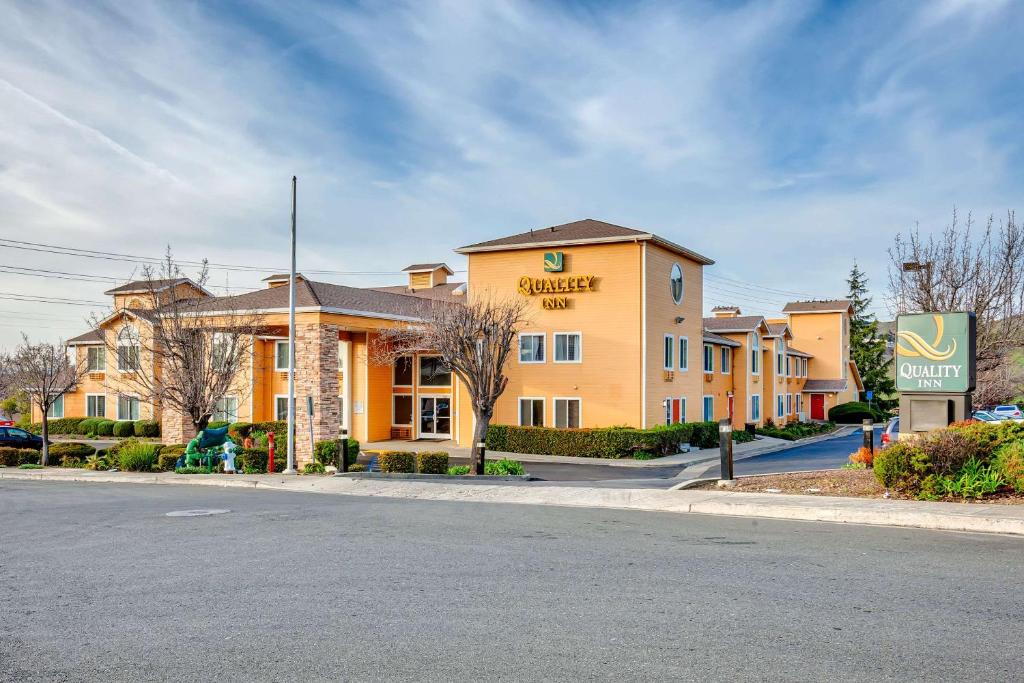 Quality Inn near Six Flags Discovery Kingdom-Napa Valley - image 3