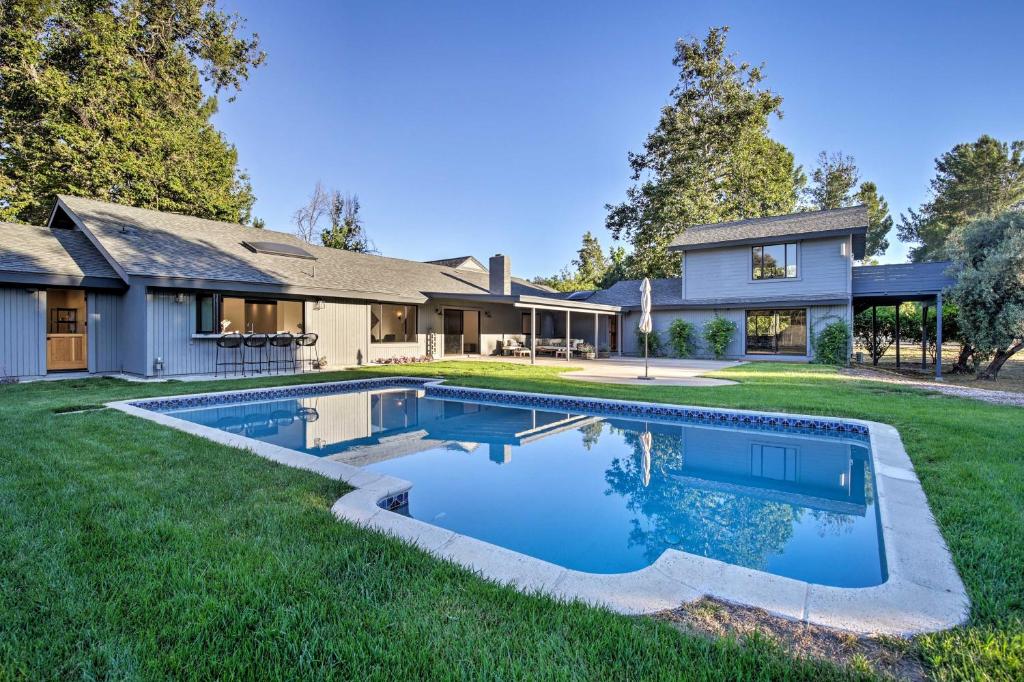 Fabulous Family Retreat - Tennis Court and Game Room - main image