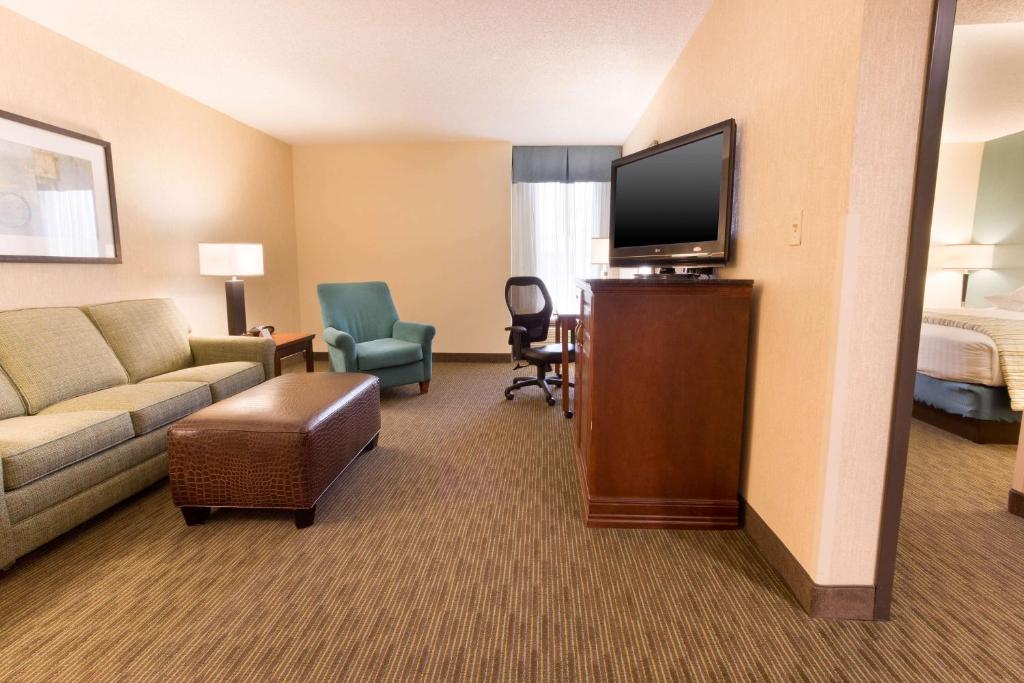 Drury Inn & Suites St. Louis-Southwest - image 6