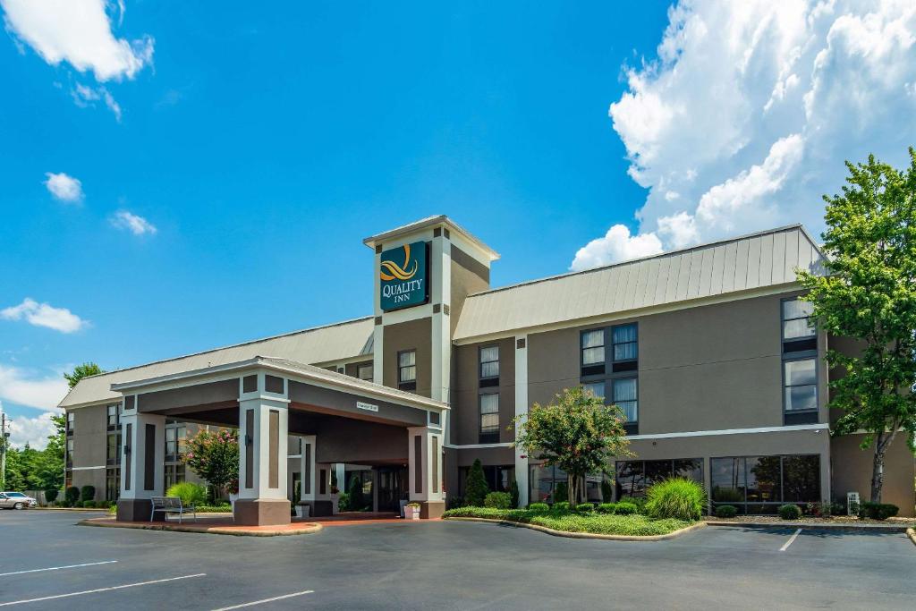 Quality Inn Valley - West Point - main image