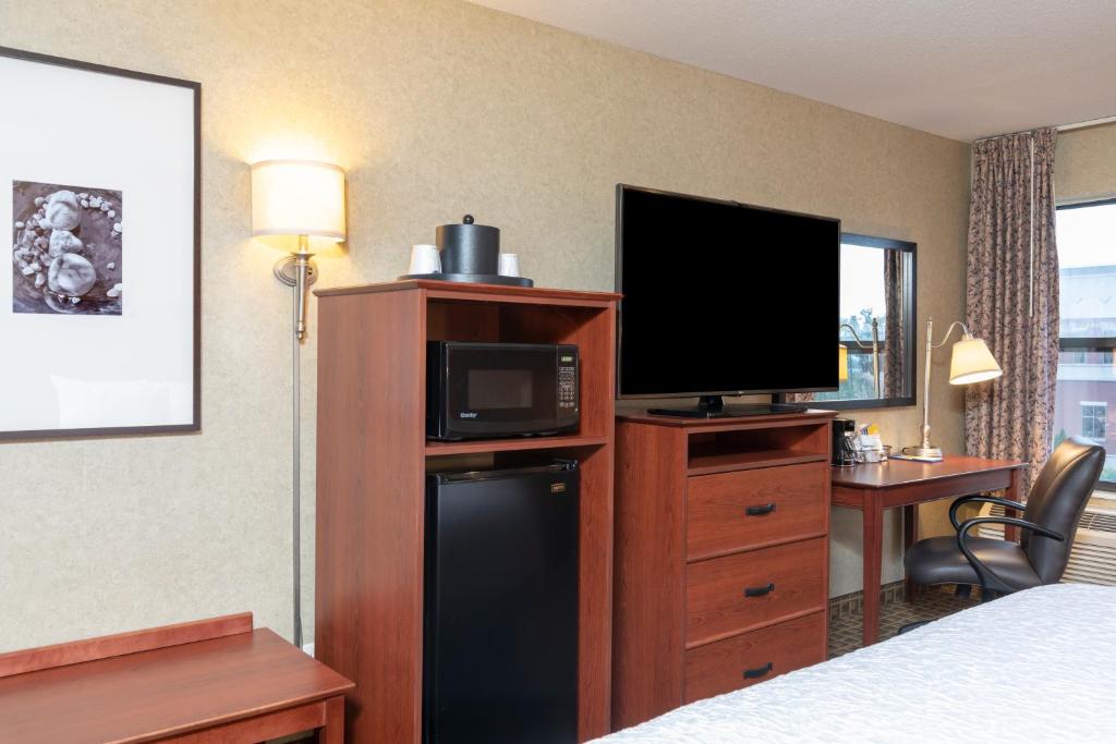 Hampton Inn & Suites Valparaiso - image 2