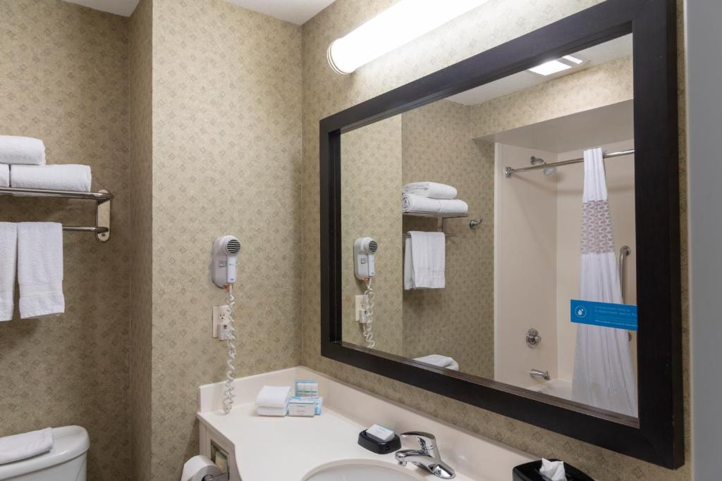 Hampton Inn & Suites Valparaiso - image 3