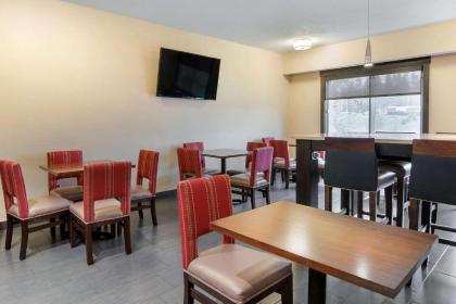 Comfort Suites Near Vancouver Mall - image 4