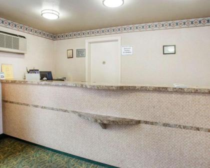 Econo Lodge Vancouver - image 3