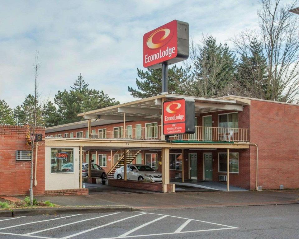 Econo Lodge Vancouver - image 7