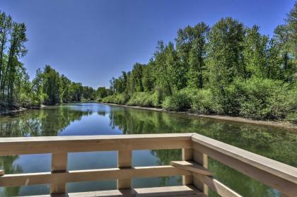 Floating Home on Columbia River with Provided Kayaks - image 3