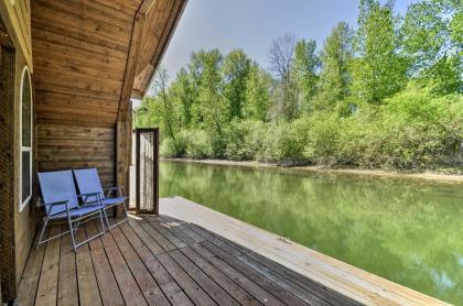 Floating Home on Columbia River with Provided Kayaks - image 4