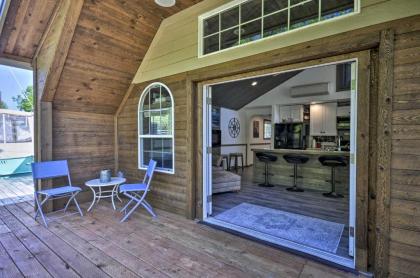 Floating Home on Columbia River with Provided Kayaks - image 5