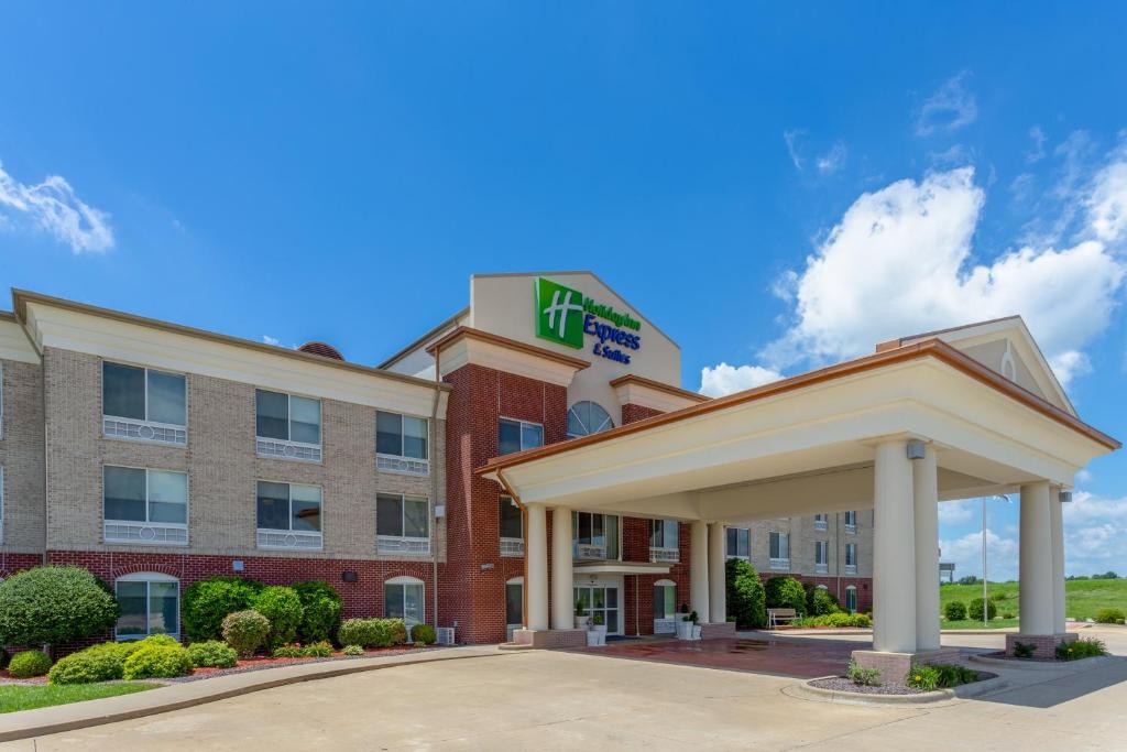 Holiday Inn Express & Suites Vandalia an IHG Hotel - main image