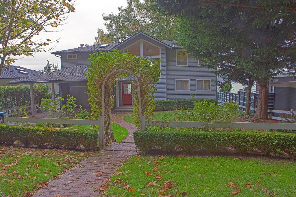 Four Stone Beach House - main image