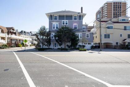 Large Patio with Ocean Views Beach Block Parking - image 11