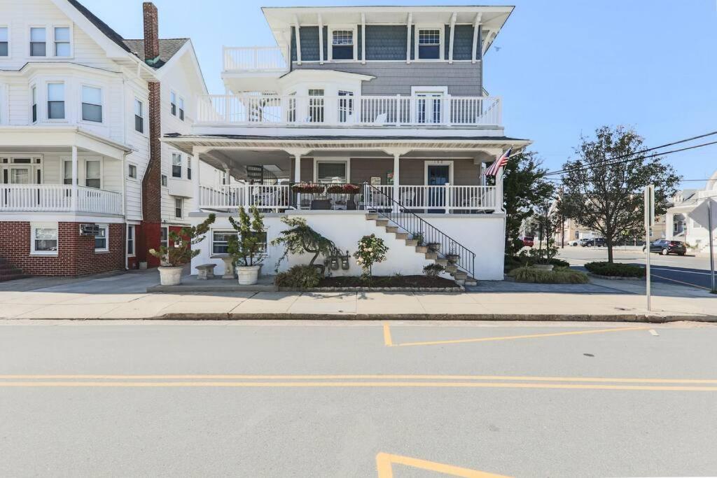 Large Patio with Ocean Views Beach Block Parking - image 7