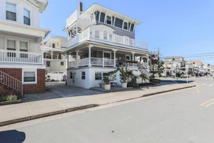 Large Patio with Ocean Views Beach Block Parking - image 9