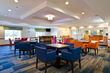 Holiday Inn Express & Suites Vermillion an IHG Hotel - image 2