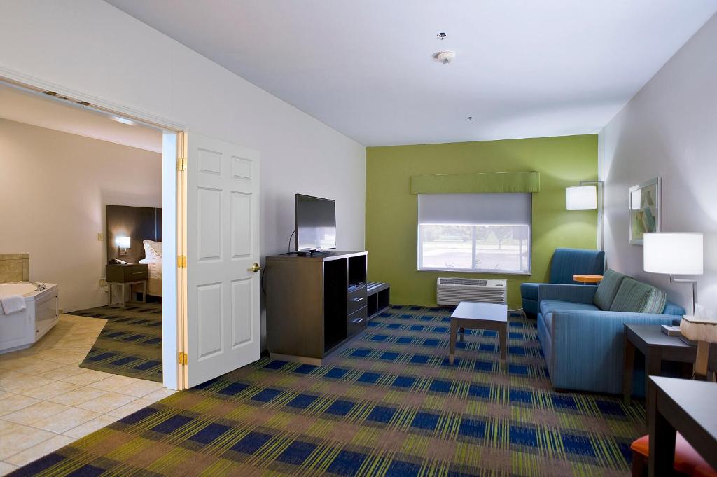 Holiday Inn Express & Suites Vermillion an IHG Hotel - image 3