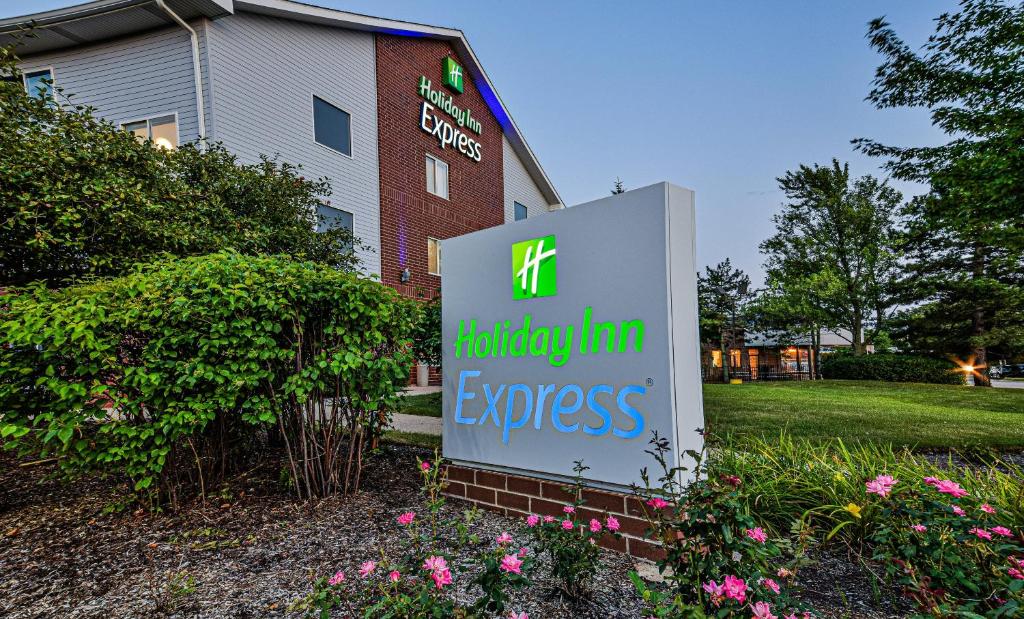 Holiday Inn Express Chicago Northwest-Vernon Hills an IHG Hotel - main image