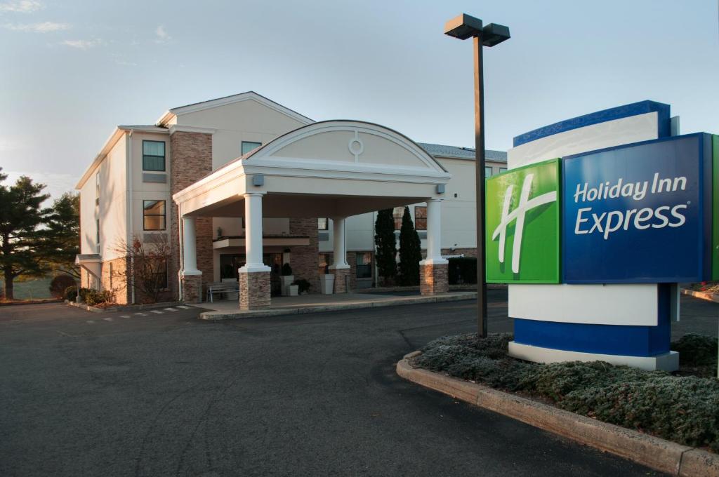 Holiday Inn Express Vernon-Manchester an IHG Hotel - main image