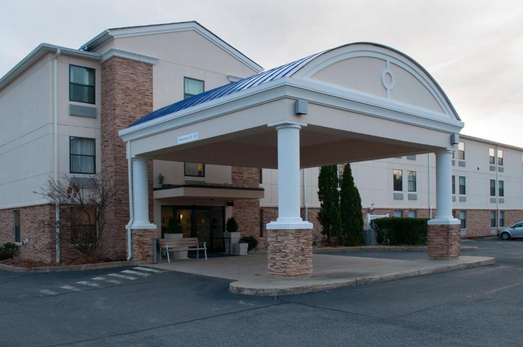 Holiday Inn Express Vernon-Manchester an IHG Hotel - image 6