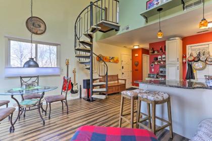 Mountain Creek Condo with Grill Walk to Lifts! - image 9