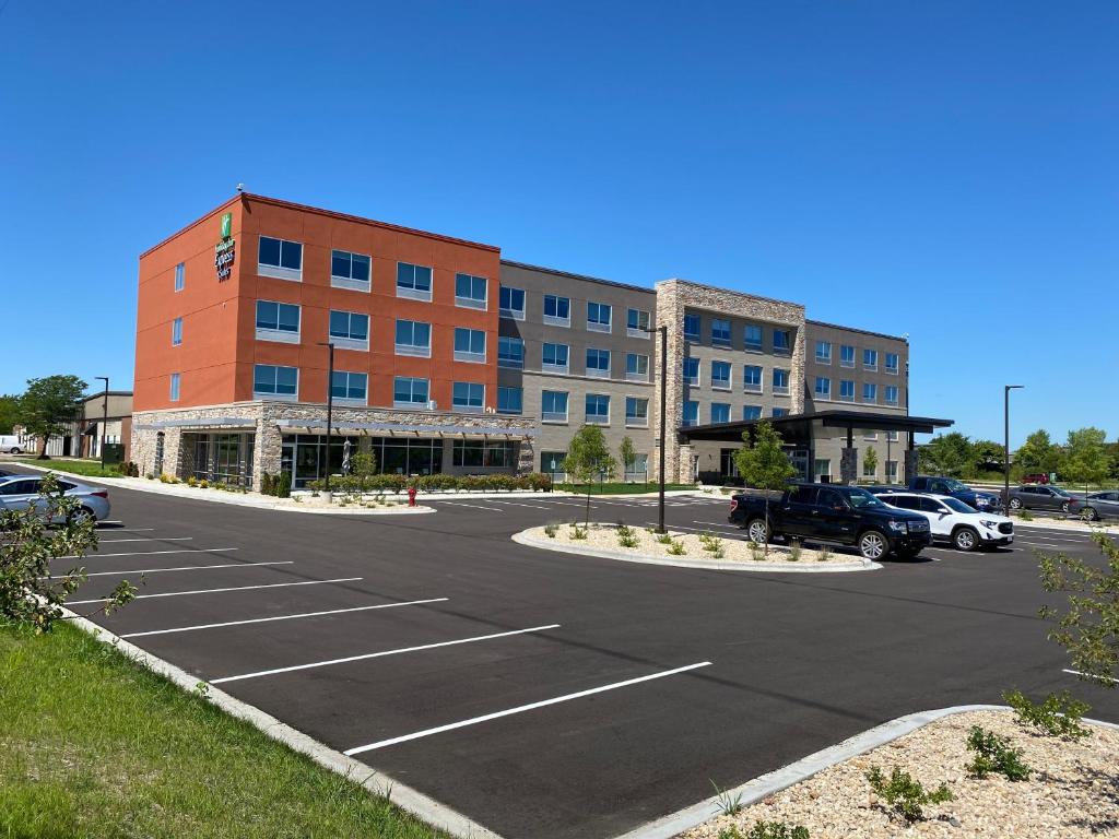 Holiday Inn Express & Suites - Madison West - Middleton an IHG Hotel - main image