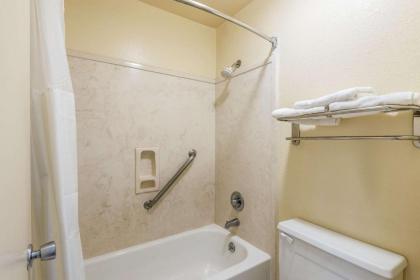 Econo Lodge Vicksburg - image 14