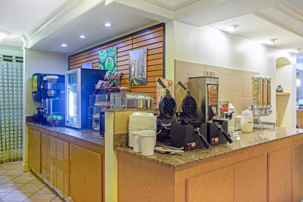 La Quinta Inn by Wyndham Victoria - image 6