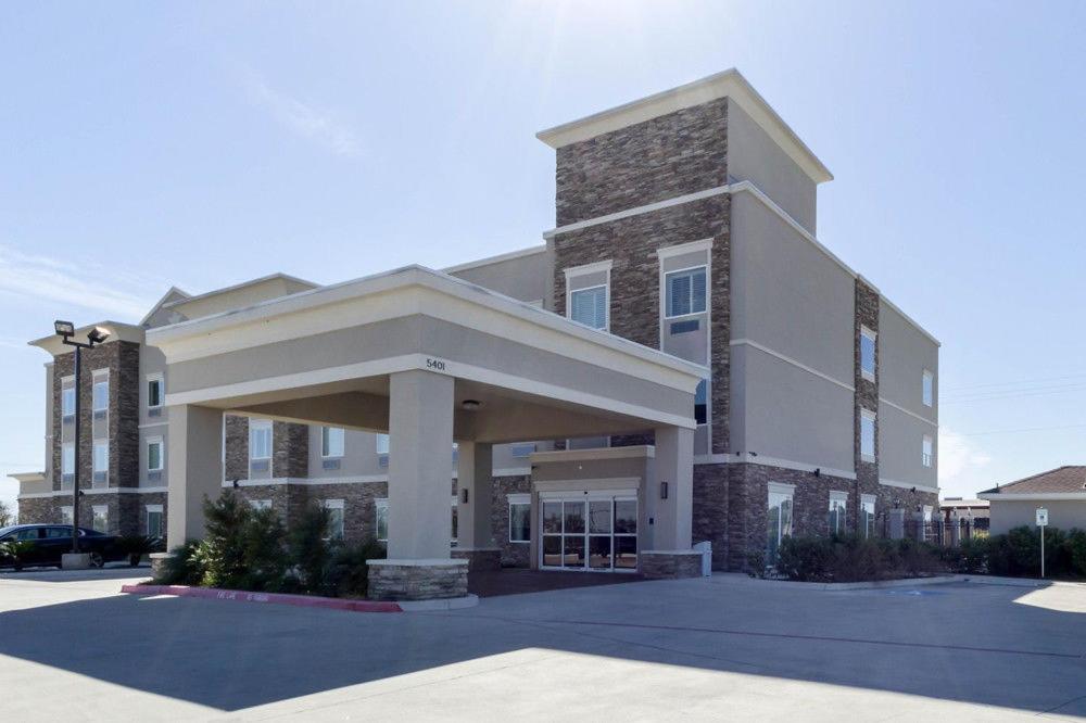 Quality Inn & Suites Victoria East - main image