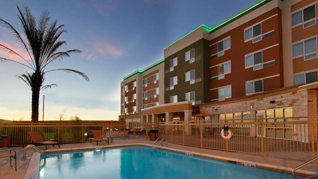 Courtyard by Marriott Victoria - image 2