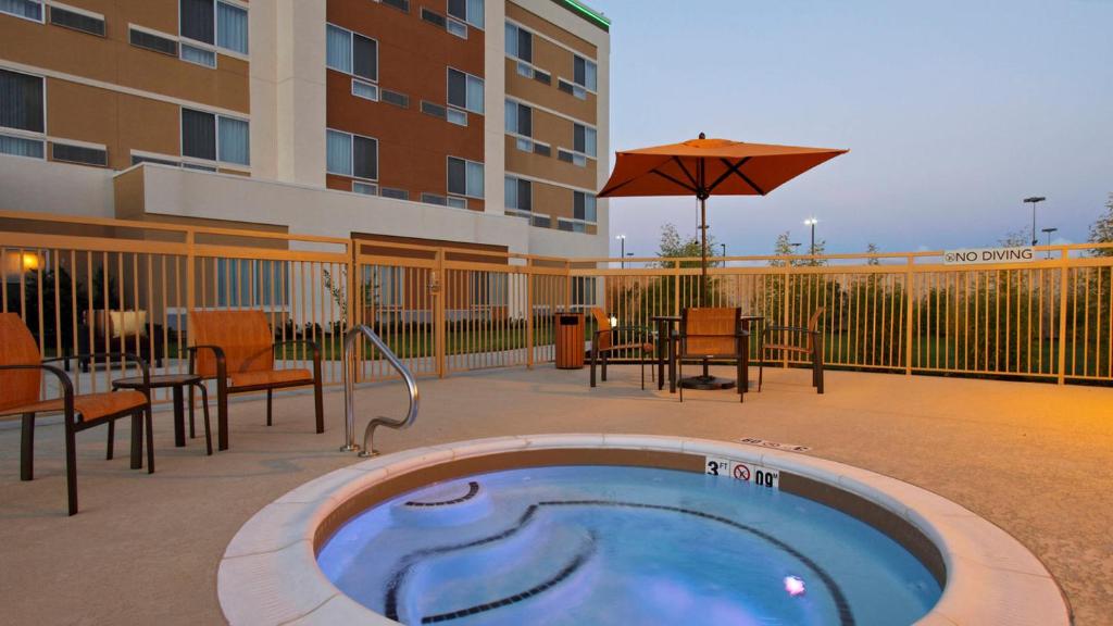 Courtyard by Marriott Victoria - image 3