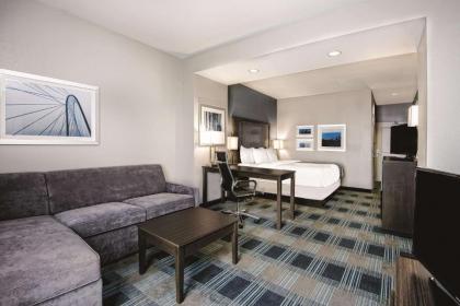 La Quinta by Wyndham Victoria - South - image 3