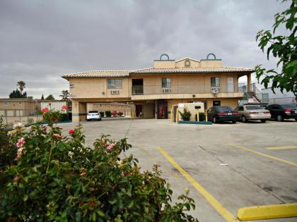 Economy Inn - image 3