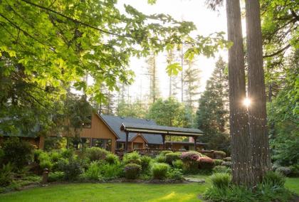 Lodges in Vida Oregon