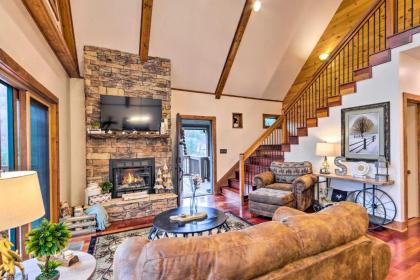 mountain Cabin with Fire Pit Walk to Golf and Fishing Vilas