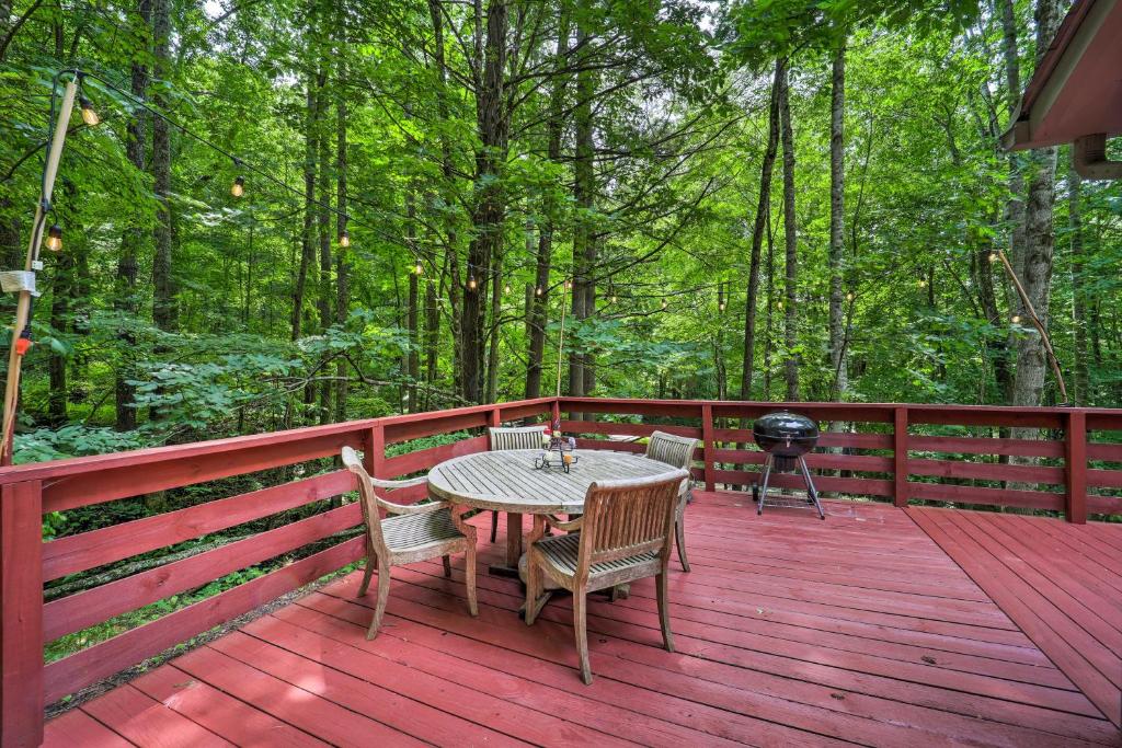 Vilas Creekside Treetop Cabin with Views! - main image