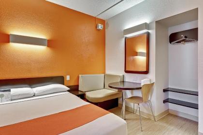 Motel 6-Villa Park IL - Chicago West - image 3