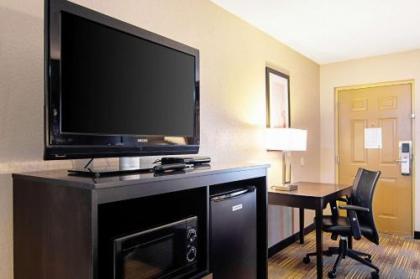 Quality Inn - image 15